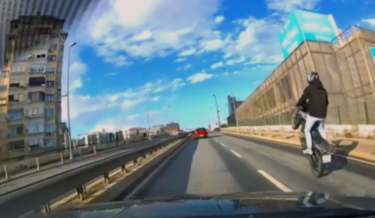 Pendik'te trafikte akrobatik hareket yapan motosikletli maganda cezadan ka&ccedil;amadı