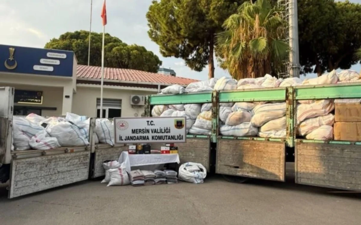 Piyasa değeri 50 milyon TL: Ka&ccedil;ak 20 binden fazla kıyafet ele ge&ccedil;irildi