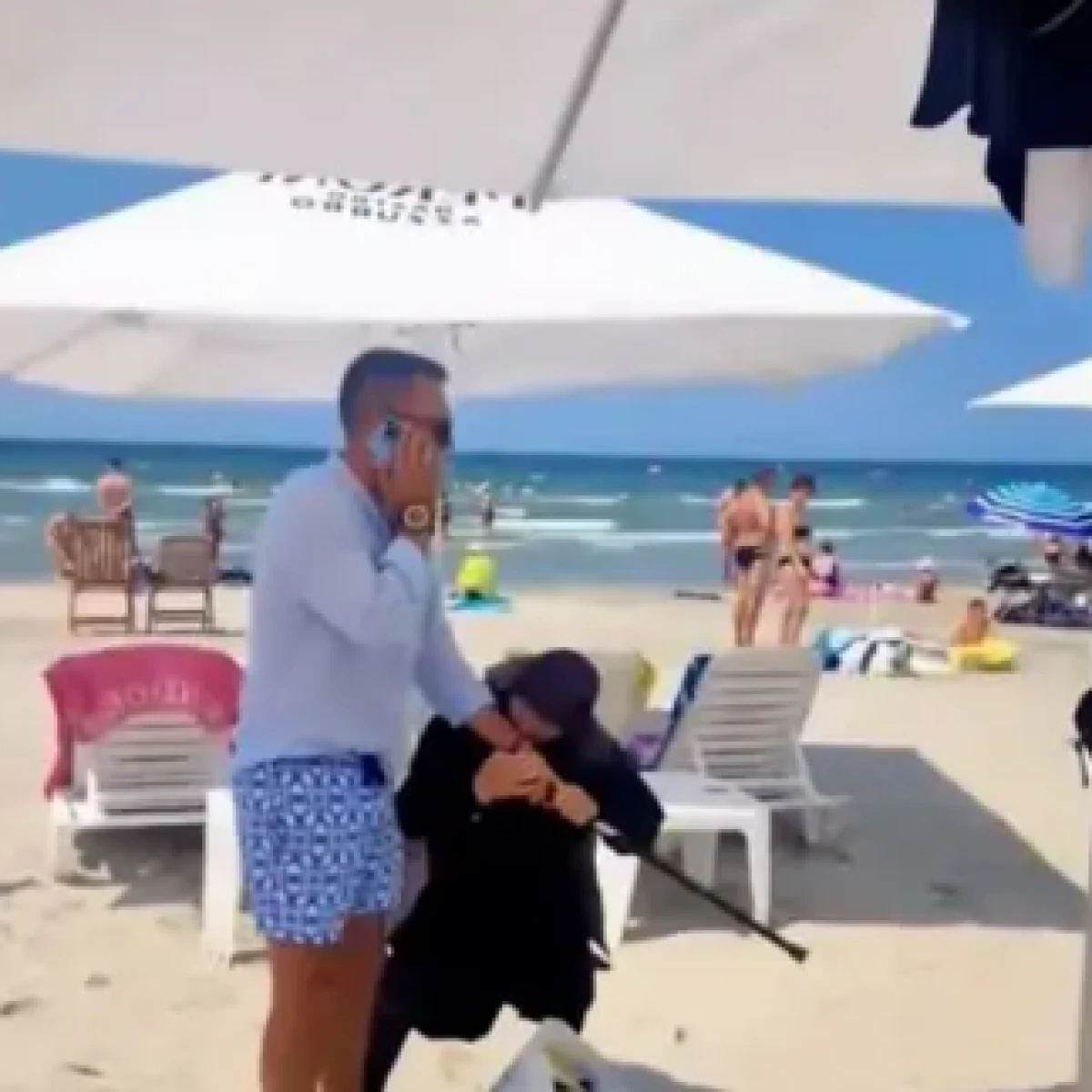 Plajda yaşlı teyzenin bastonuyla g&ouml;revliyi kovaladığı anlar g&uuml;ndem oldu