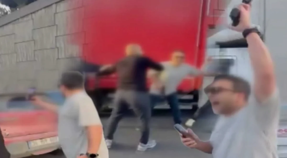Polis &ouml;nce konvoyun &ouml;n&uuml;n&uuml; kesti sonra havaya ateş a&ccedil;tı! İstanbul'un g&ouml;beğinde ortalık karıştı