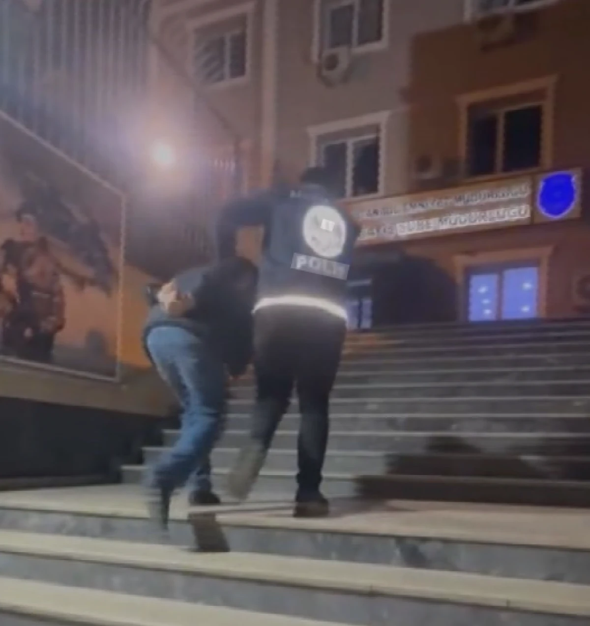 Polis yeleğiyle yayın yapan ş&uuml;pheli yakalandı  