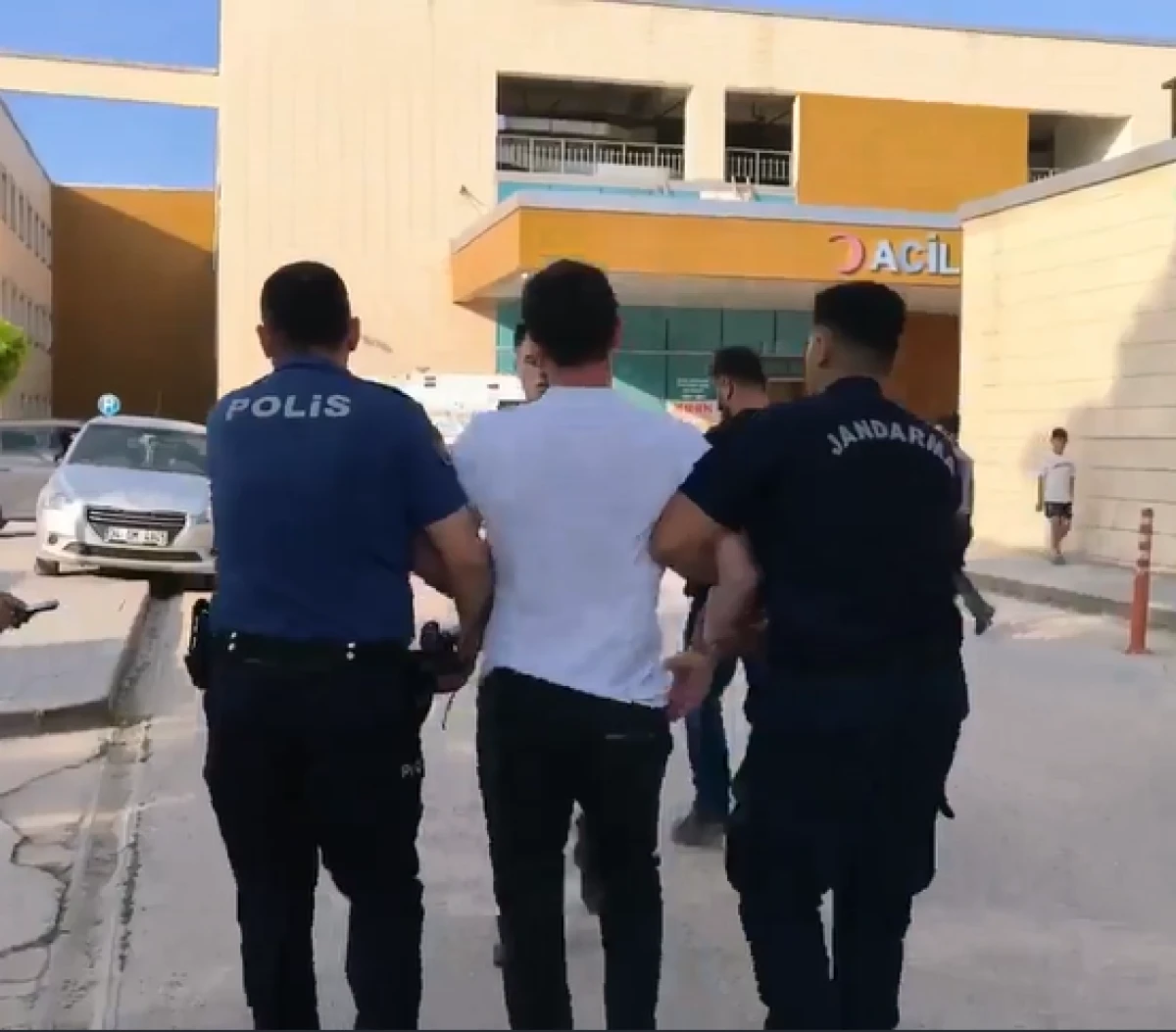 Polisten ka&ccedil;an hırsızlık ş&uuml;phelisinden ilgin&ccedil; savunma: 'Şansımı denedim'