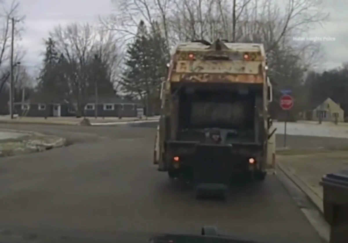 Polisten saklanan şahıs &ccedil;&ouml;p kovasının i&ccedil;inden &ccedil;ıktı!                  