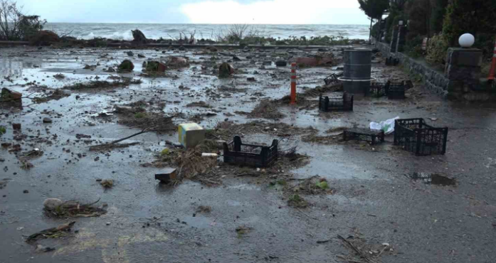 Rize'de fırtına restoranın camlarını kırdı