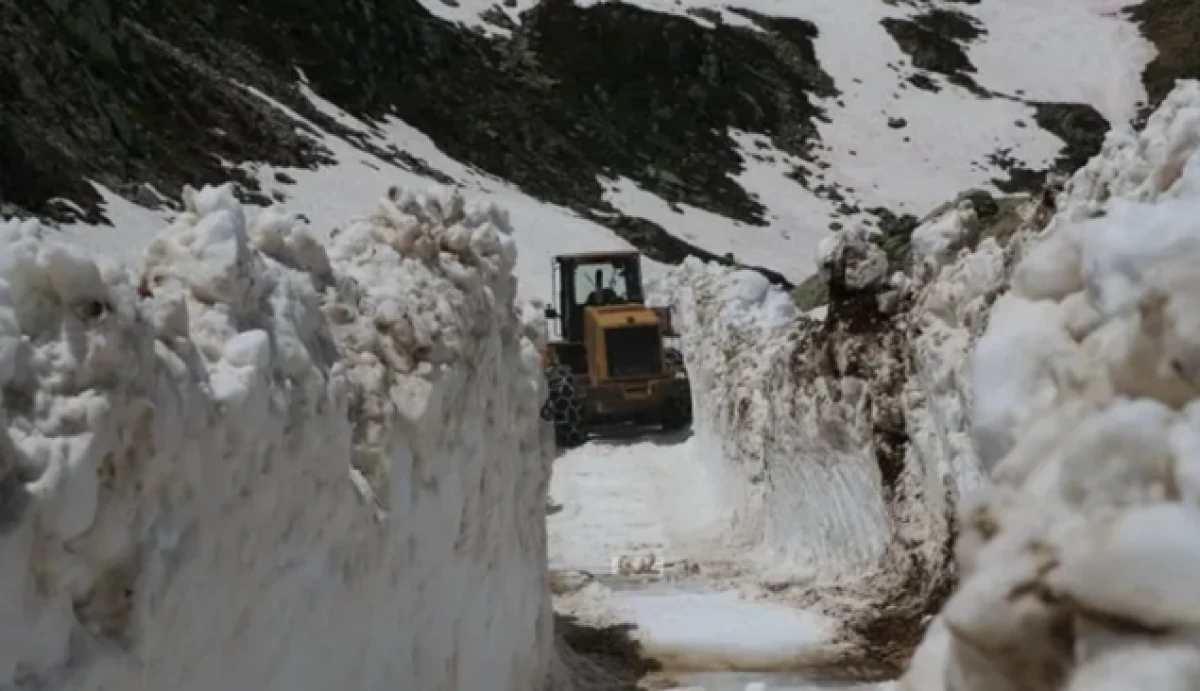Rize&rsquo;de yayla yollarında 5 metrelik kar temizliği                  