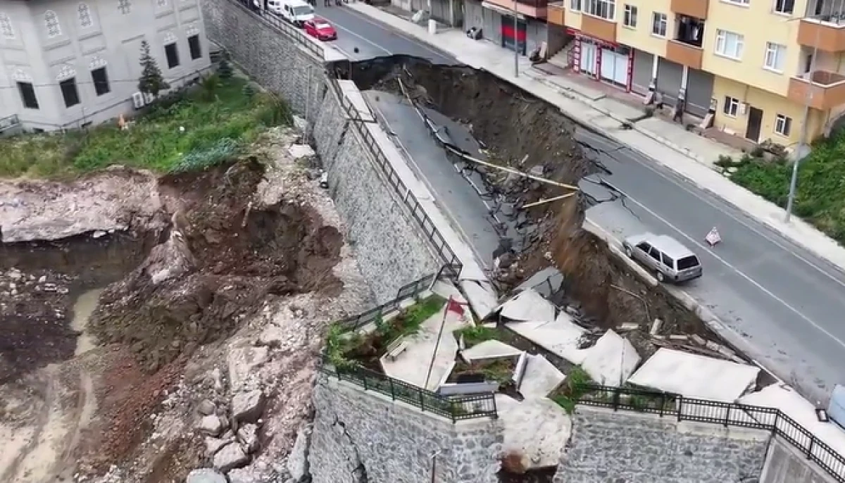 Rize&rsquo;de yolun &ccedil;&ouml;kme anı g&uuml;venlik kamerasına yansıdı