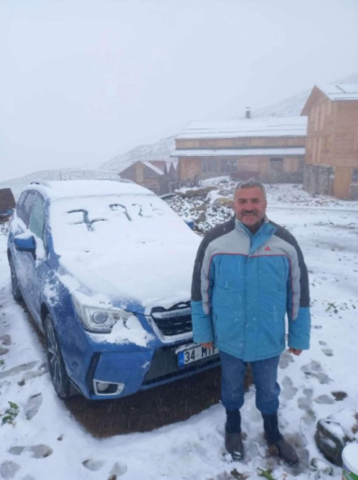 Rize&rsquo;nin yaylalarına Eyl&uuml;l&rsquo;de kış geldi, 3 bin 100 metre y&uuml;kseklikte bulunan Tahpur Yaylası beyaza b&uuml;r&uuml;nd&uuml;