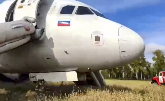 Rus yolcu uçağı tarlaya acil iniş yaptı                    