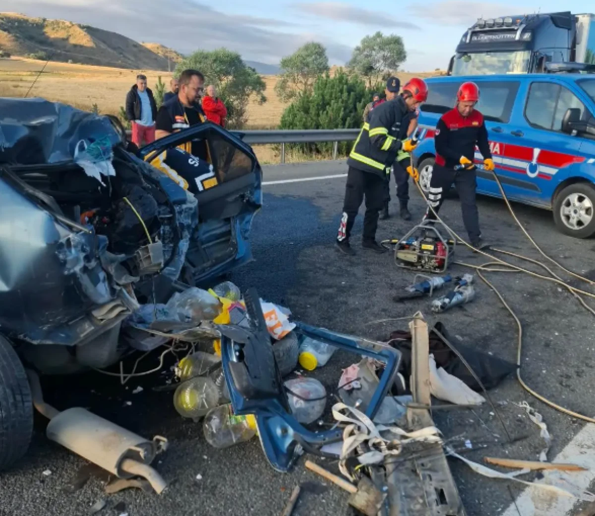 Sabah saatlerinde peş peşe korkun&ccedil; kaza! Ortalık kan g&ouml;l&uuml;ne d&ouml;nd&uuml;: 5 &ouml;l&uuml;, 13 yaralı