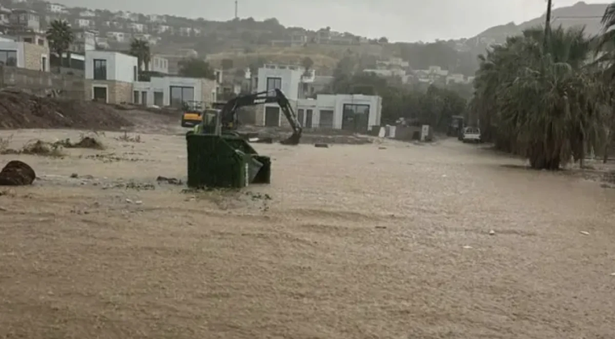 Sağanak vurdu! Yollar g&ouml;le d&ouml;nd&uuml;, iş yerlerini su bastı