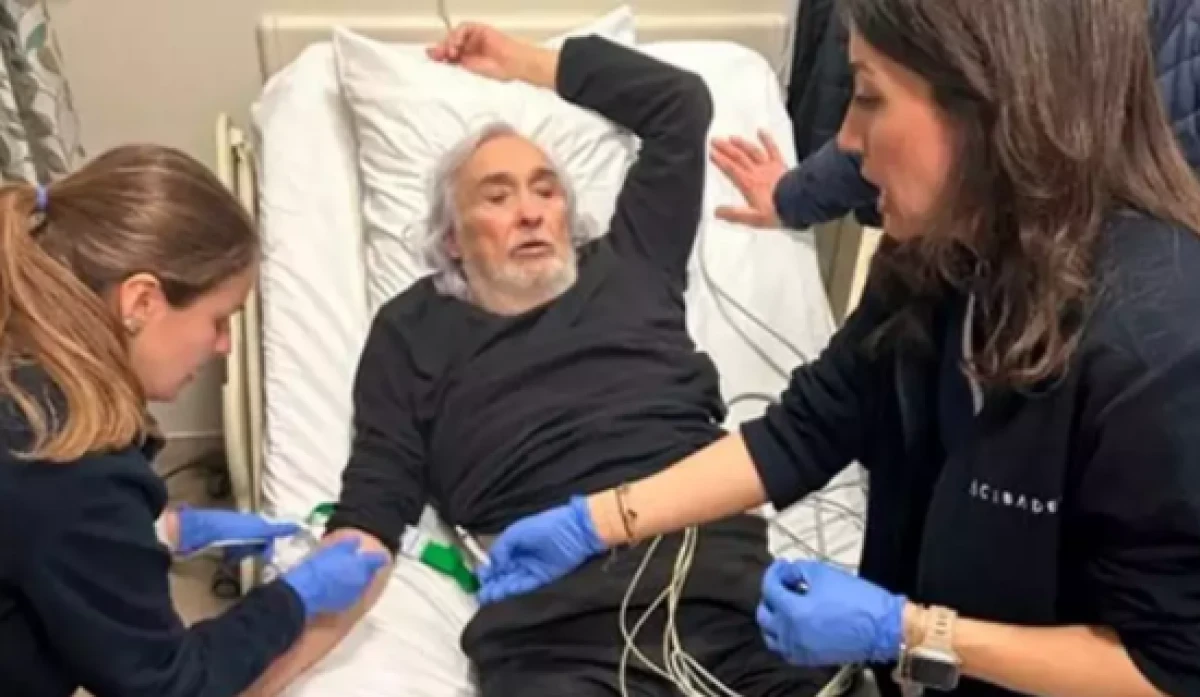 Sahnede fenalaşan M&uuml;jdat Gezen hastaneye kaldırıldı