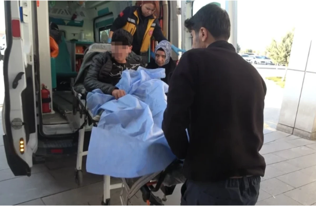 Şakalaştığı arkadaşını bıçakla yaraladı  