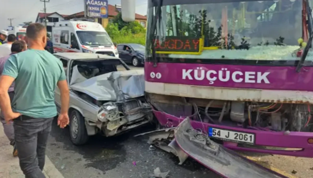Sakarya'da halk otob&uuml;s&uuml; ile otomobil kafa kafaya &ccedil;arpıştı: 5 yaralı