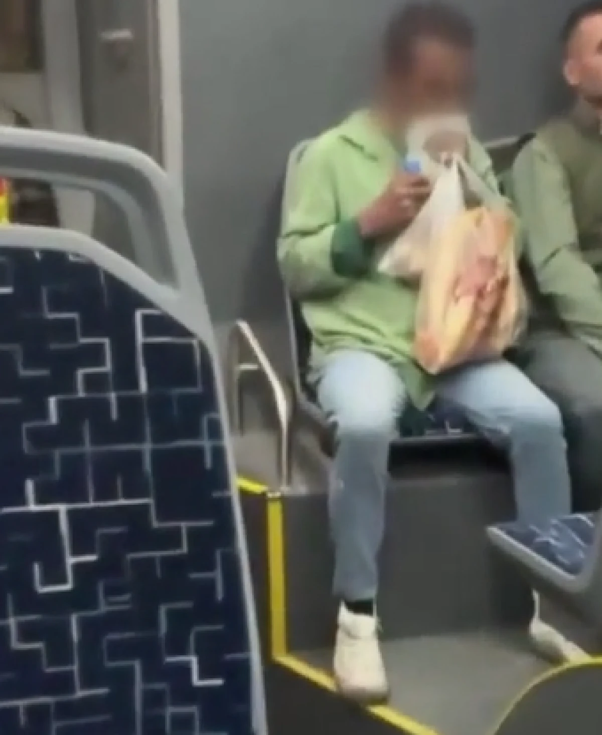 Sakarya'da otob&uuml;ste u&ccedil;ucu madde kullanan şahıs yolcuları tedirgin etti 