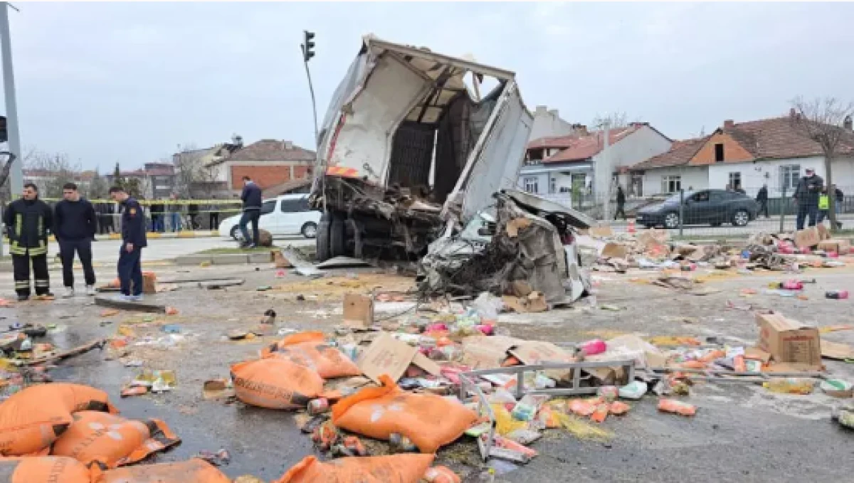 Samsun'da freni patlayan tır dehşet sa&ccedil;tı           