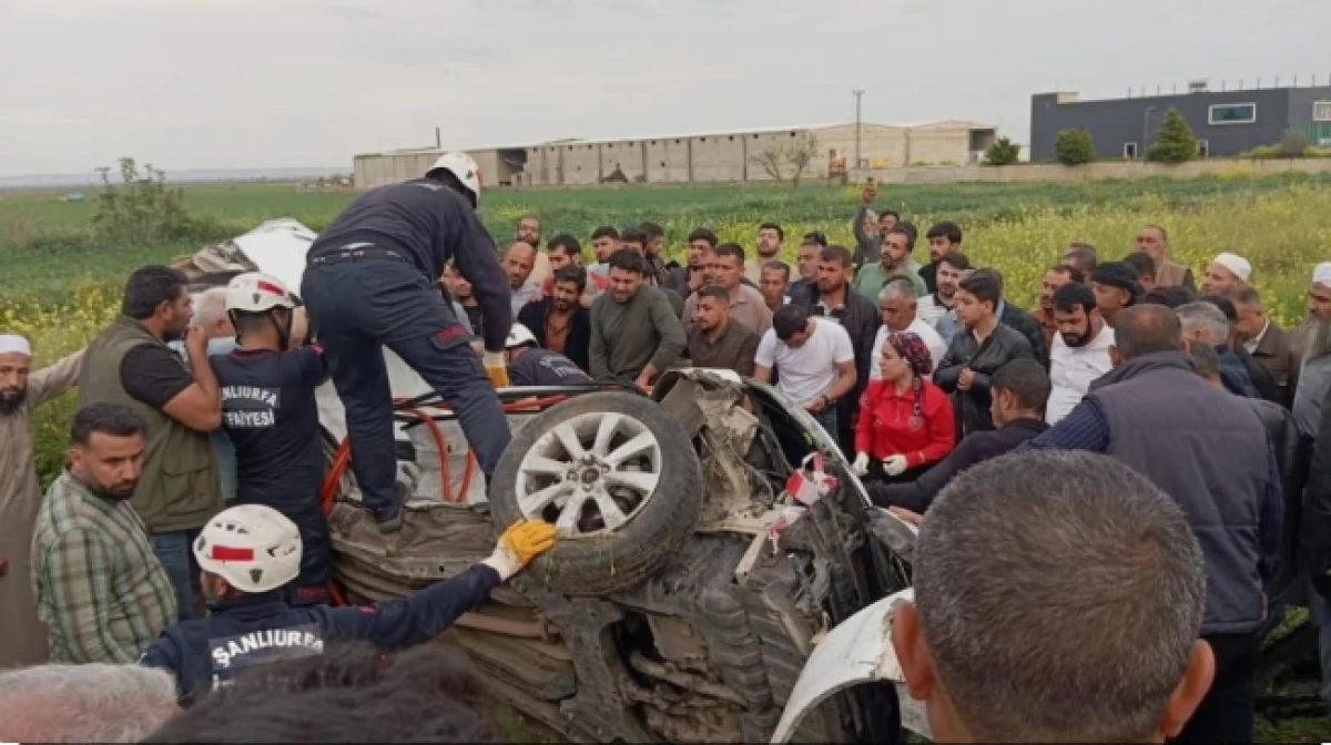 Şanlıurfa'da iki otomobil &ccedil;arpıştı: 2 &ouml;l&uuml;, 2 yaralı