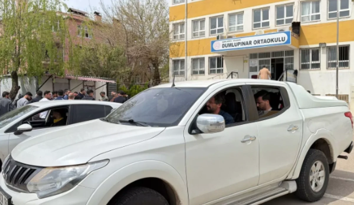 Şanlıurfa'da okulda bı&ccedil;aklı saldırı iddiası! Valilikten a&ccedil;ıklama geldi    