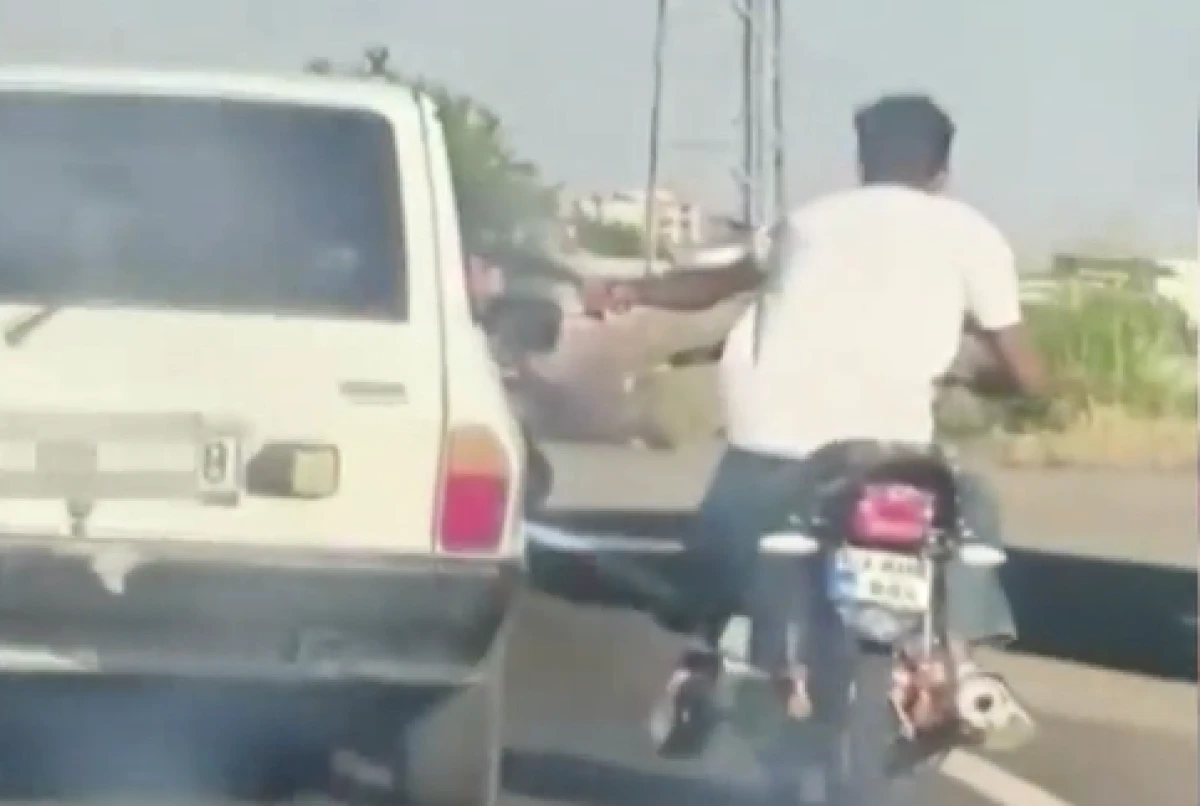 Şanlıurfa'da tehlikeli yolculuk: Motosiklet, otomobil kemerine tutunarak ilerledi