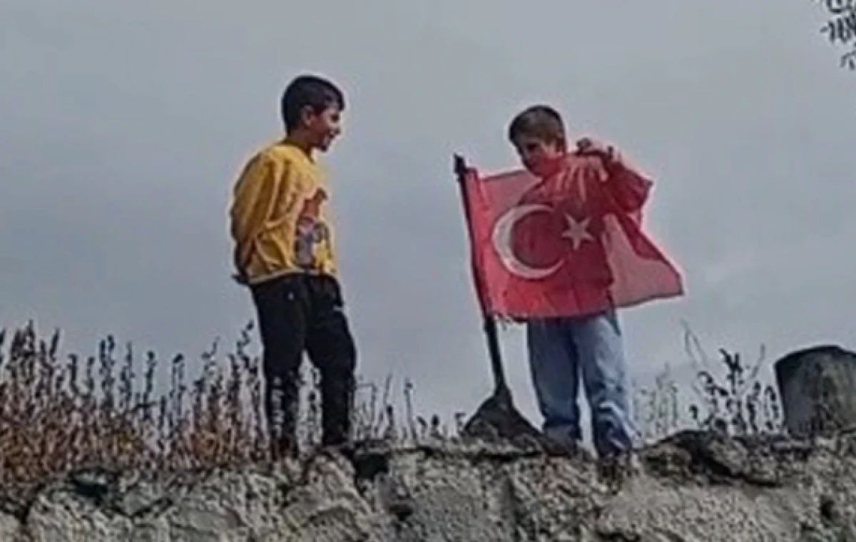 Sarıkamış'ta y&uuml;rekleri ısıtan bayrak sevdası kamerada