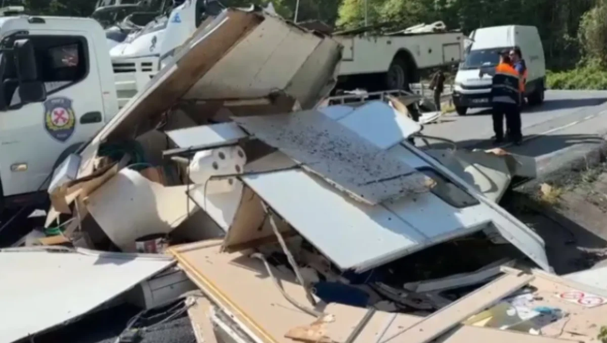 Sarıyer&rsquo;de bariyerlere &ccedil;arpan karavan parampar&ccedil;a oldu, s&uuml;r&uuml;c&uuml; hayatını kaybetti