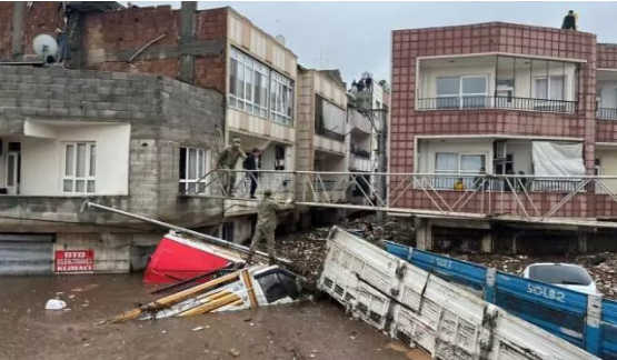 Sel felaketi nedeniyle Eyyübiye ilçesinde yaya geçiş köprüsü kuruldu