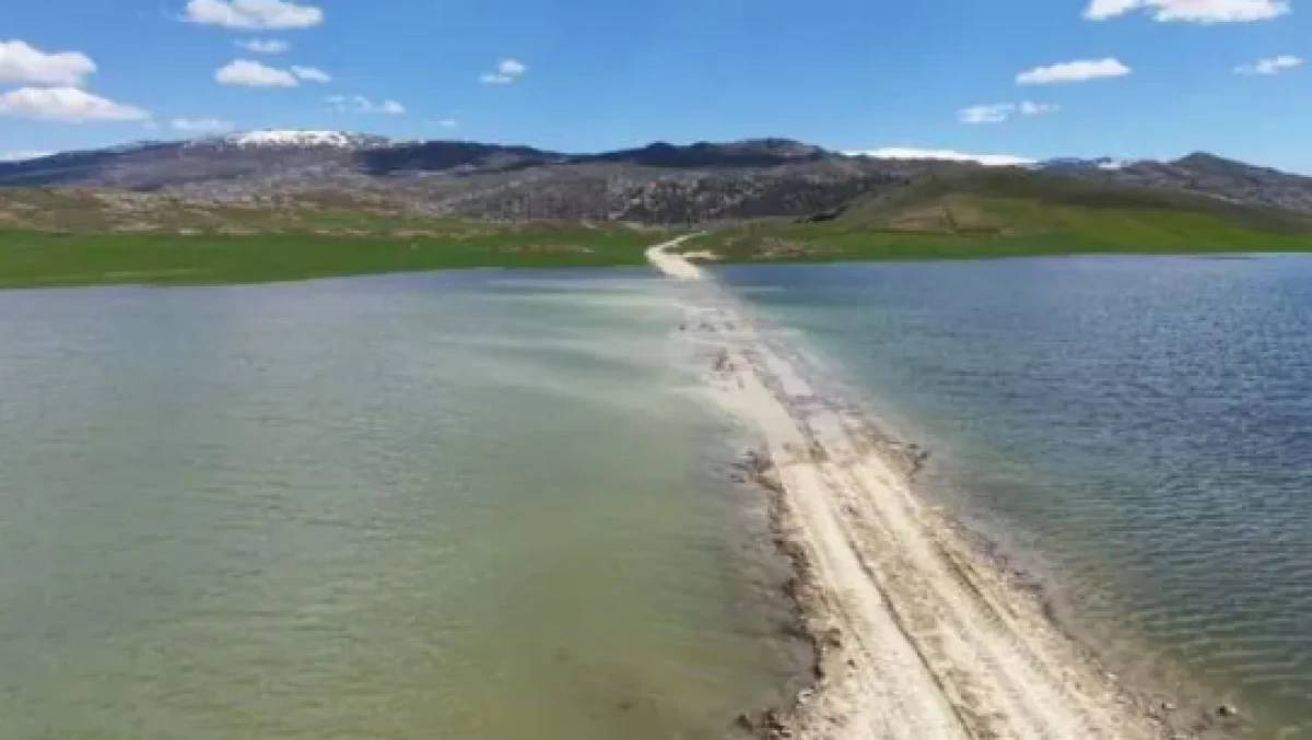 Şiddetli yağış sonrası sular atlında kaldı! 30 hane ile ulaşım kesildi!