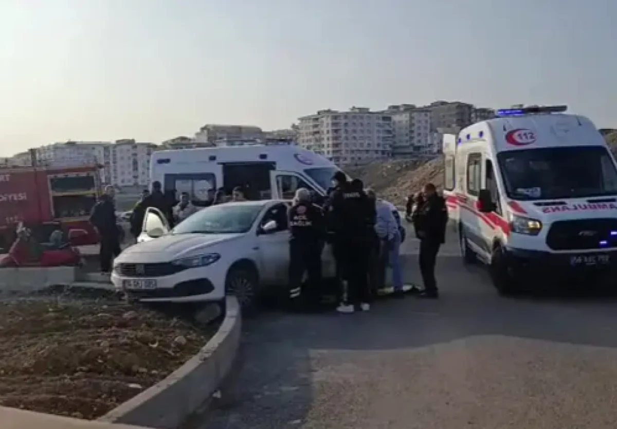 Siirt&rsquo;te otomobil ile motosiklet &ccedil;arpıştı: Yaralılar var