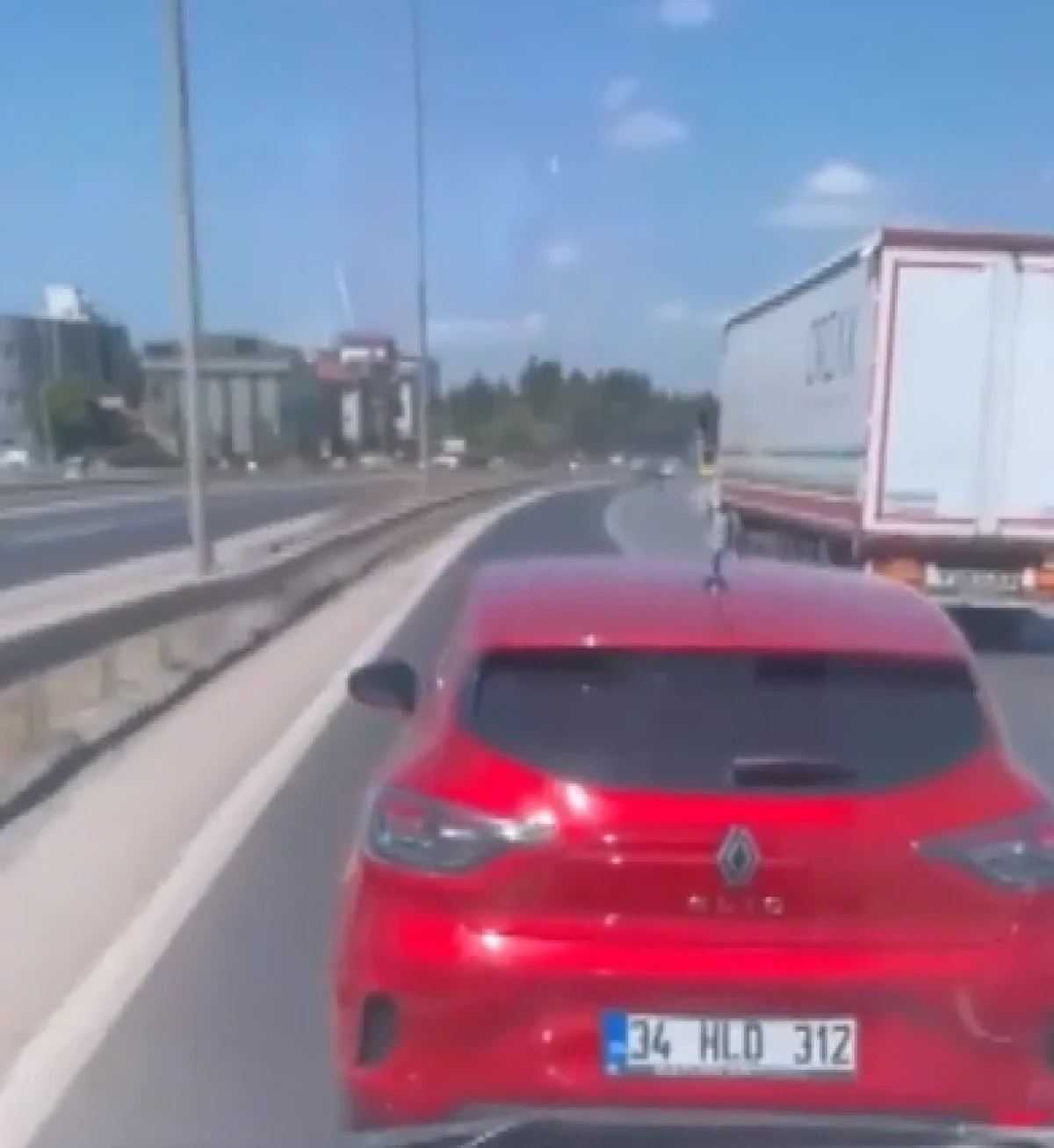Silivri'de ambulansa yol vermeyen s&uuml;r&uuml;c&uuml; kamerada