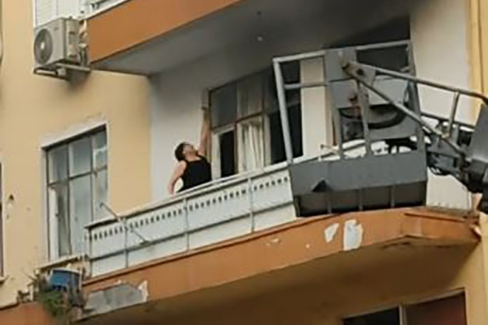 Sinir krizi geçiren kadın evinin balkonunu yaktı 