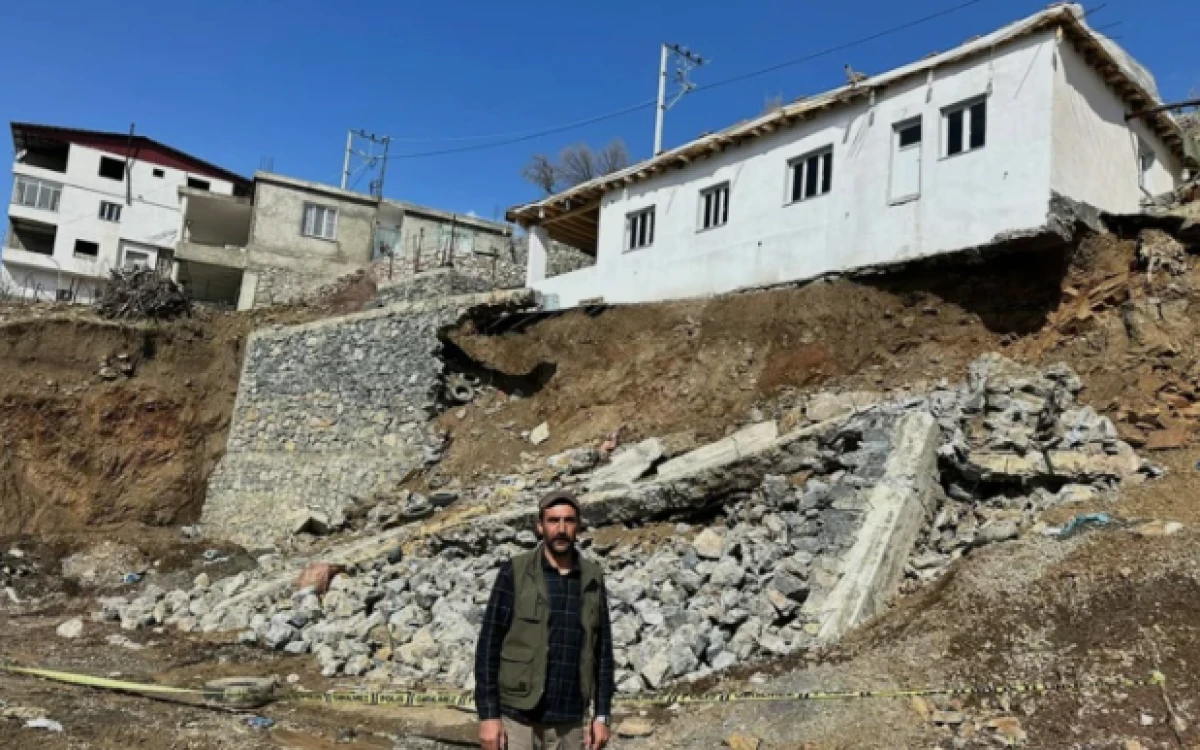 Şırnak'ta şiddetli yağış nedeniyle &ccedil;&ouml;ken istinat duvarı evin temelini ortaya &ccedil;ıktı   