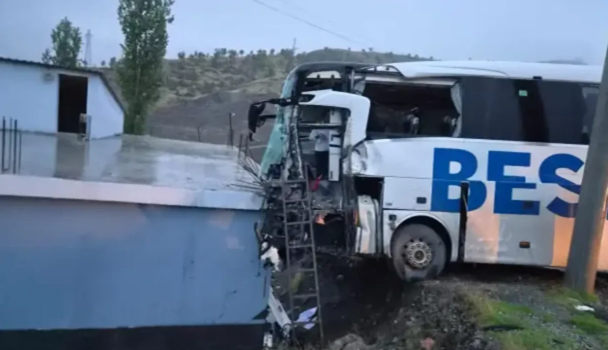Şırnak'ta yolcu otob&uuml;s&uuml; ile TIR &ccedil;arpıştı: 1 &ouml;l&uuml;, 14 yaralı