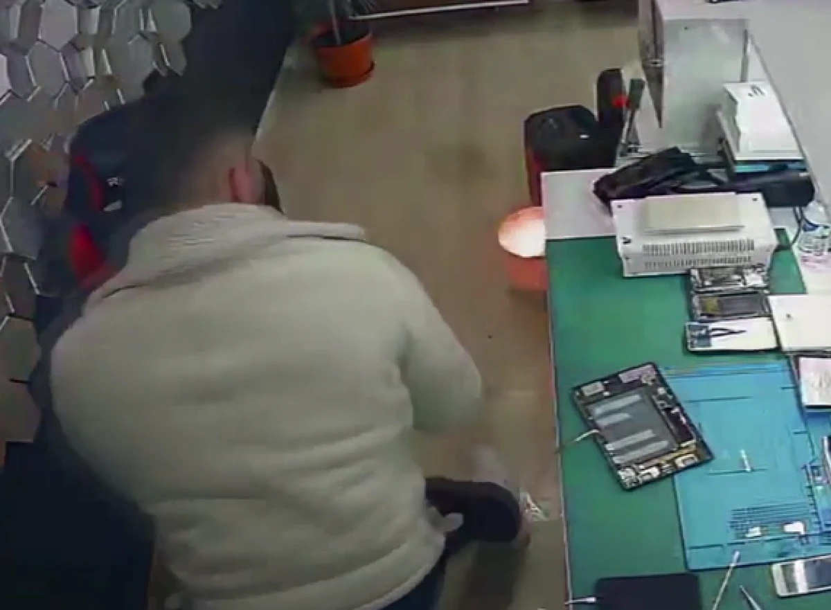 Şişen telefon bataryası bomba gibi patladı        