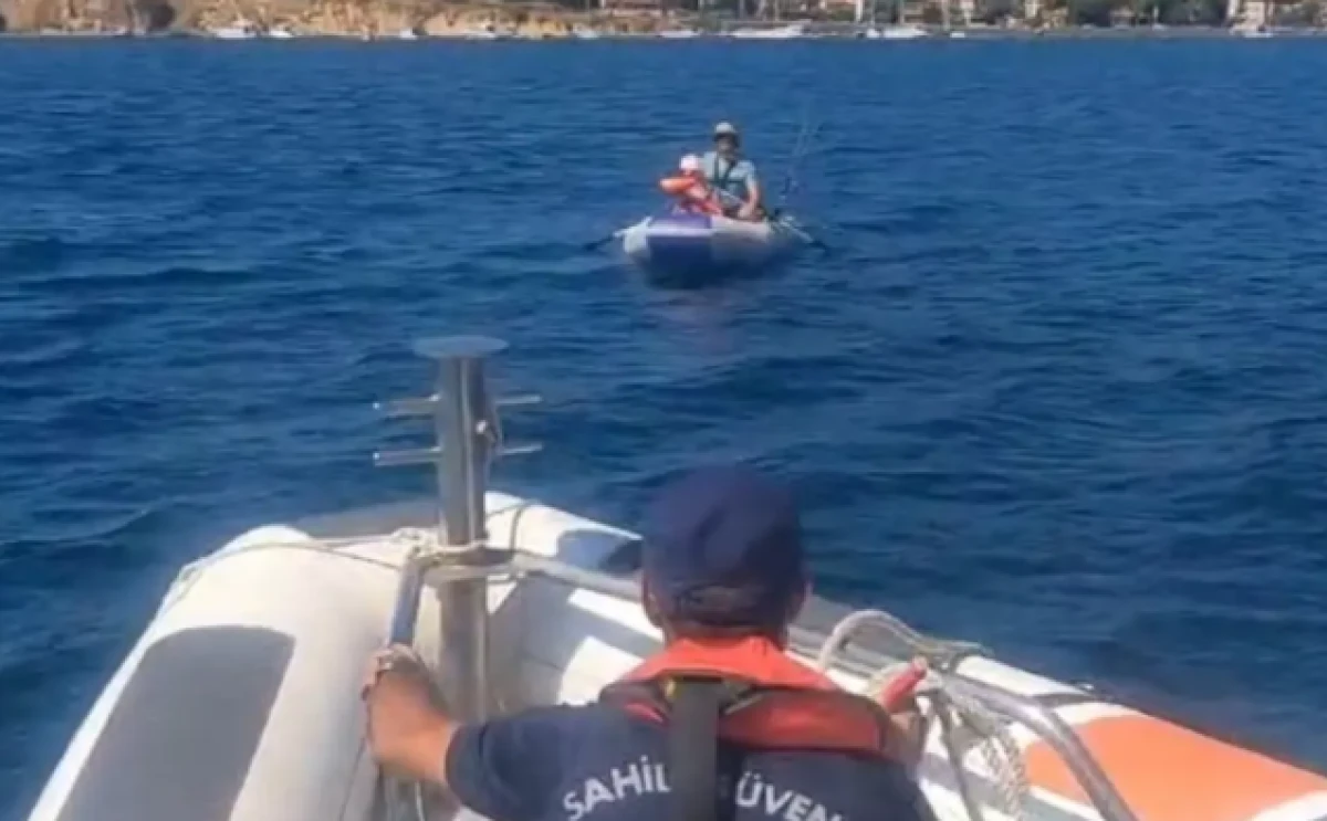 Şişme bot keyfi kabusa d&ouml;nd&uuml;. Y&uuml;zlerce metre s&uuml;r&uuml;klendiler
