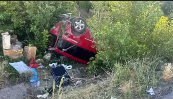 Sivas'ta kontrolden çıkan araç şarampole devrildi 