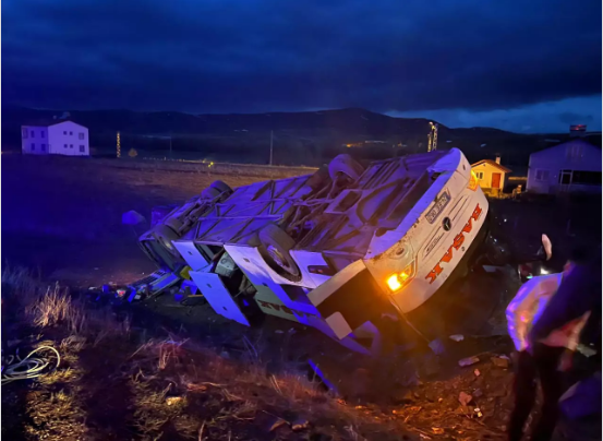 Sivas'ta yolcu otobüsü devrildi!                    