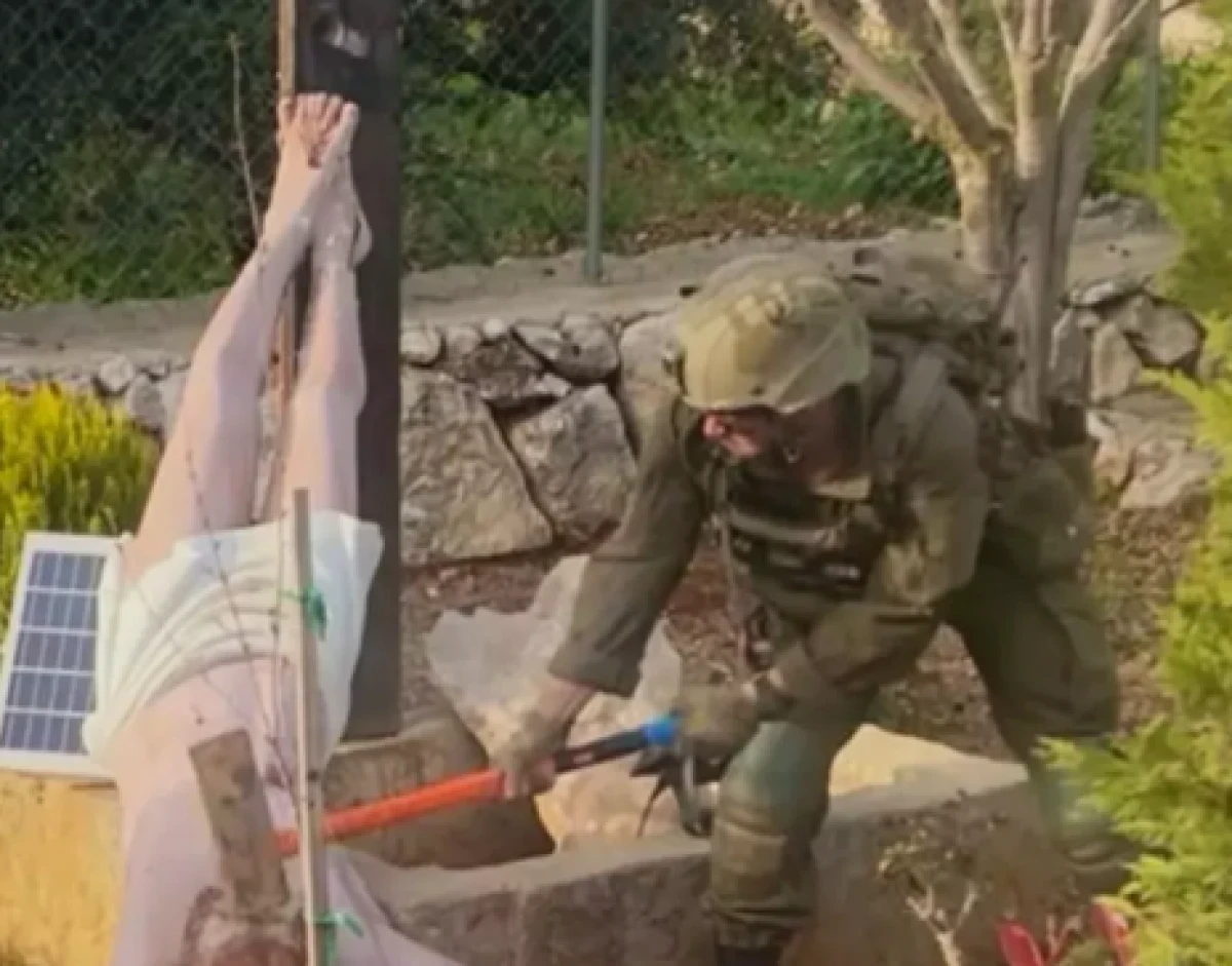 Siyonistlerin din d&uuml;şmanlığı: Hz. İsa&rsquo;nın heykeline balyozla saldırdı!