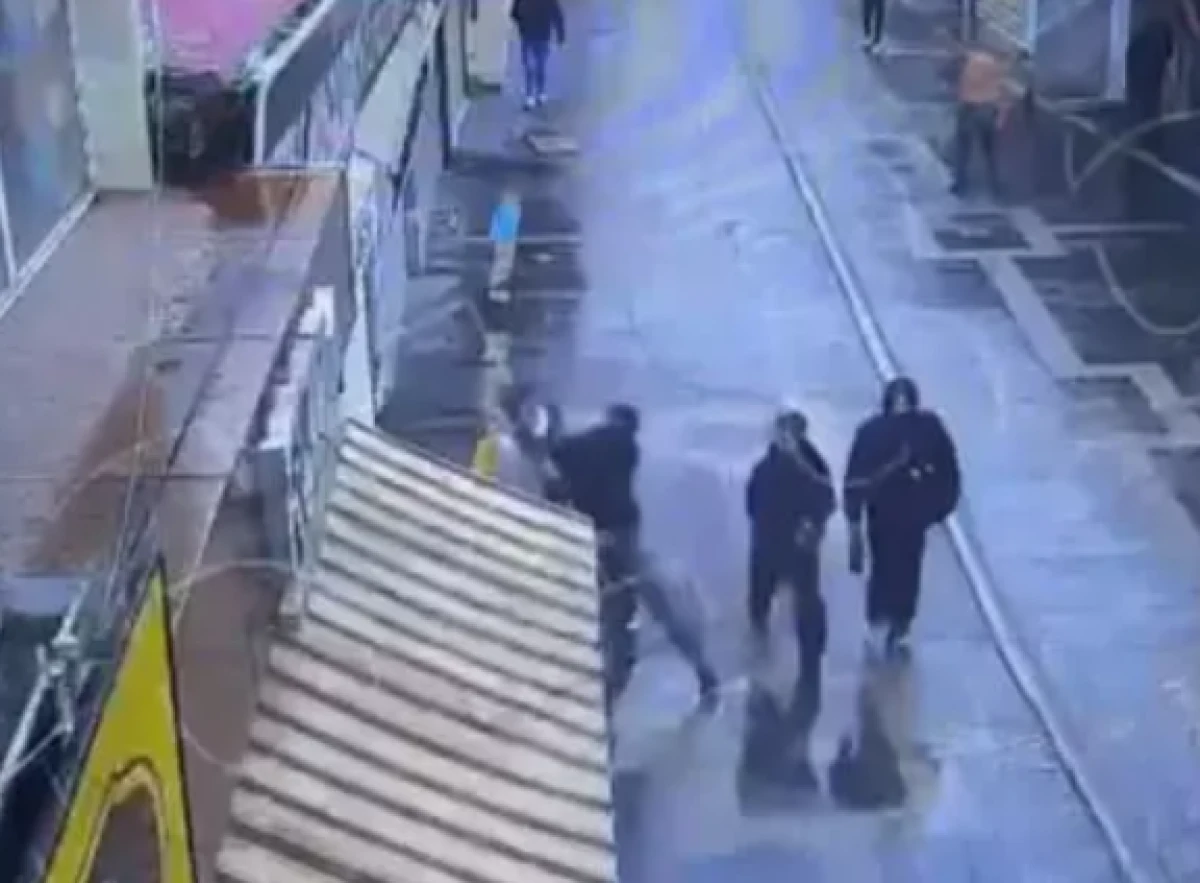 Sokak ortasında &ccedil;ocuk bı&ccedil;aklamıştı             