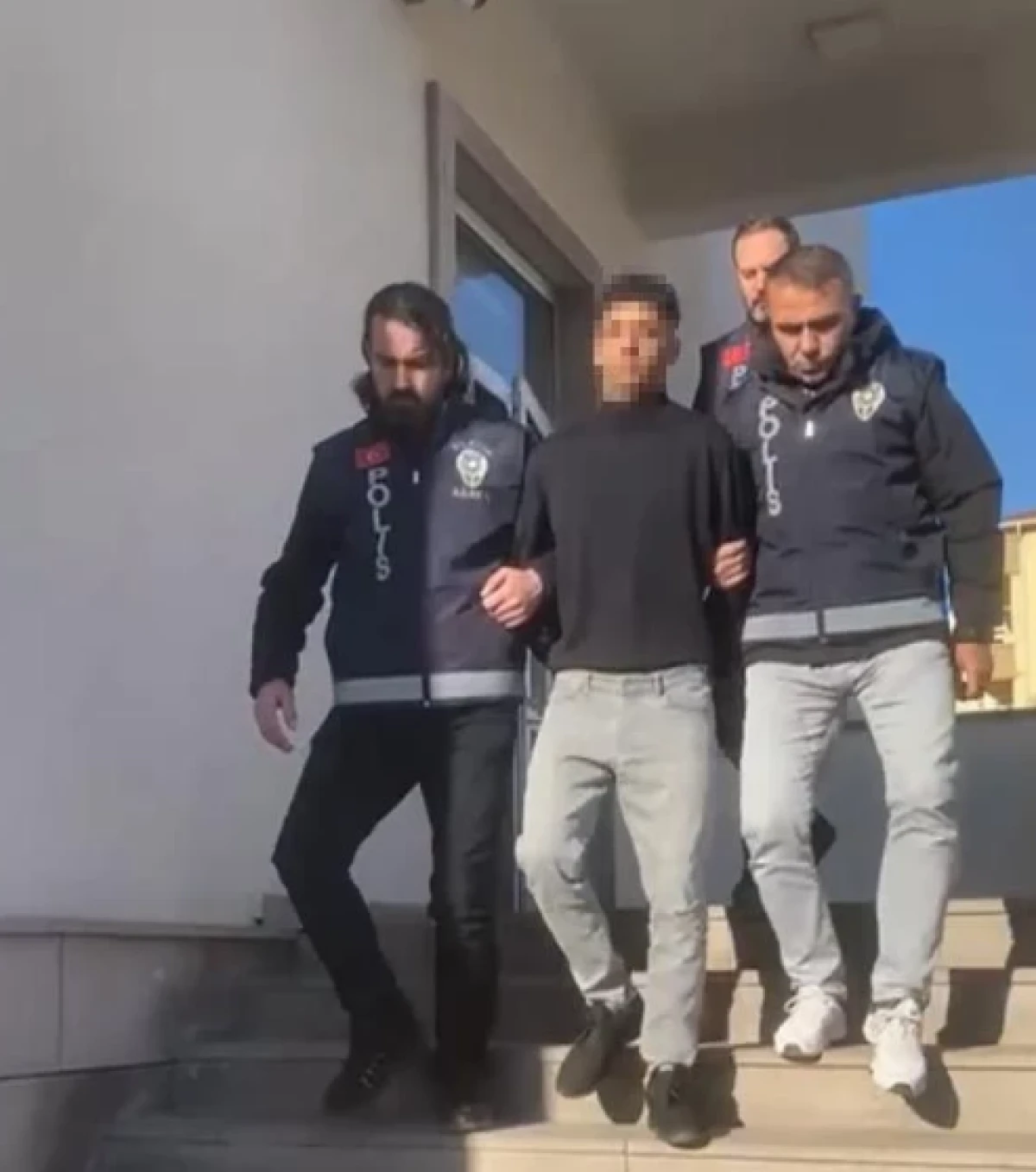 Sokak ortasında dehşet! Tartıştığı arkadaşını &ouml;ld&uuml;rd&uuml; 