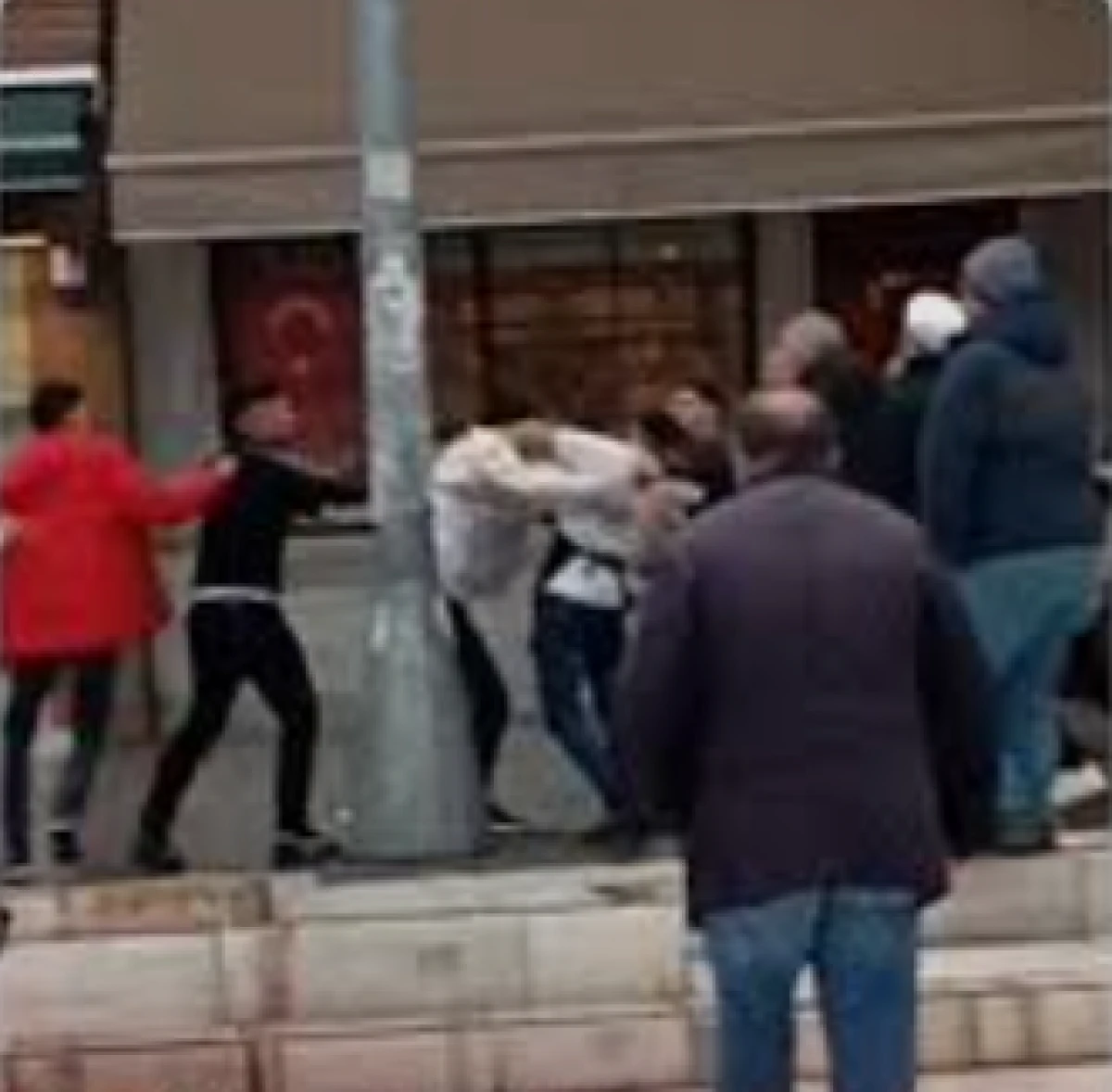 Sokak ortasında sopalı ve yumruklu kavga             