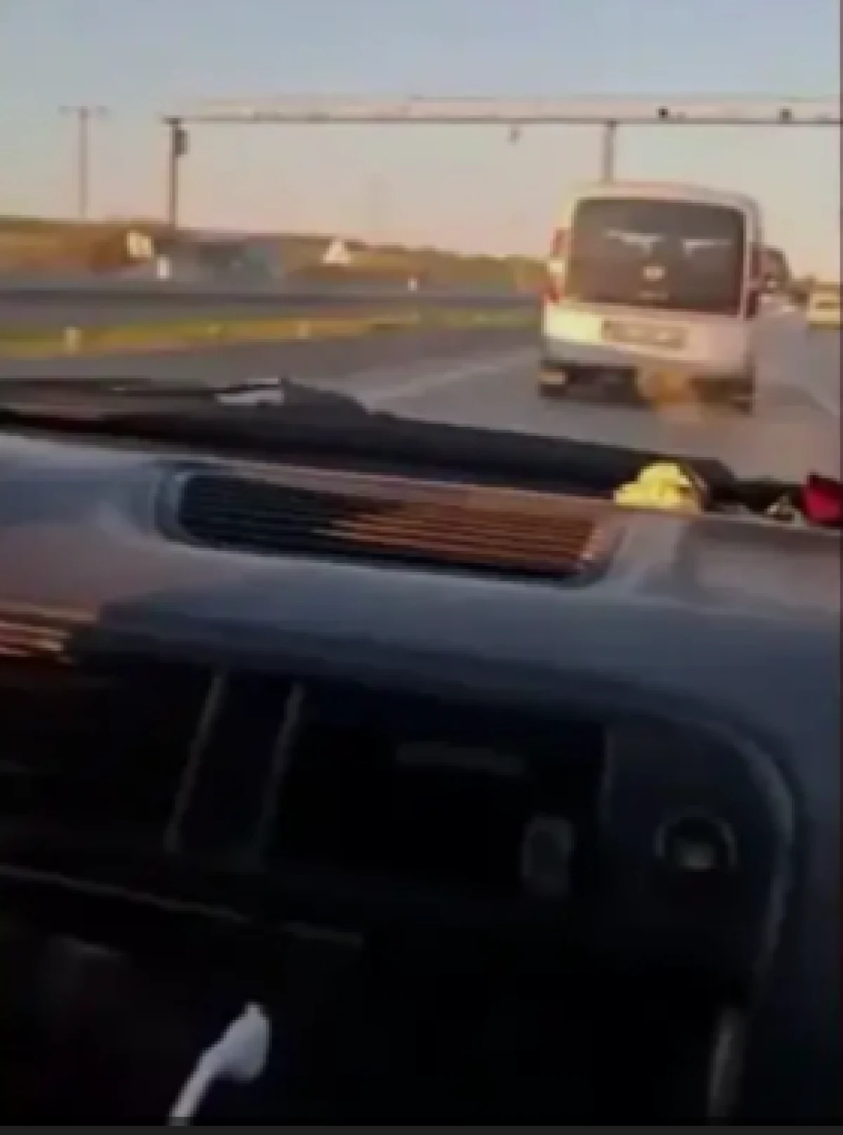 Sosyal medya uğruna ara&ccedil; kullanırken video &ccedil;eken s&uuml;r&uuml;c&uuml; kendi kazasını kaydetti
