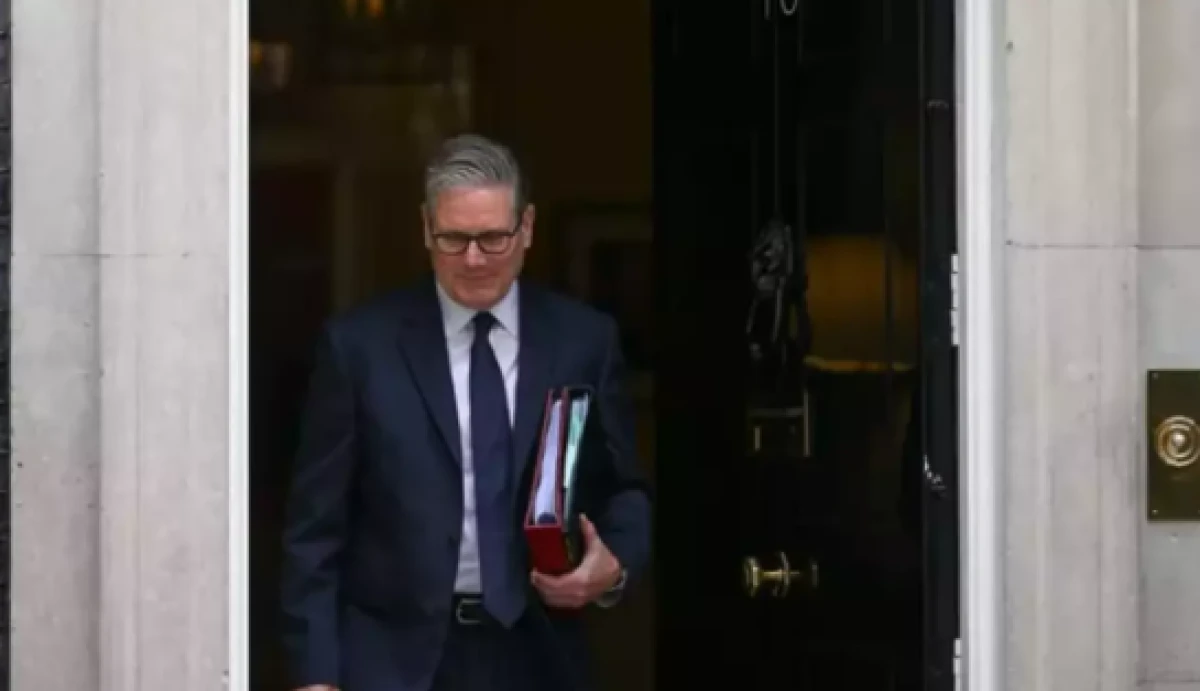 Starmer&rsquo;ın ataması skandala d&ouml;n&uuml;şt&uuml;! B&uuml;y&uuml;kel&ccedil;i'nin Epstein bağlantısı tepki &ccedil;ekti