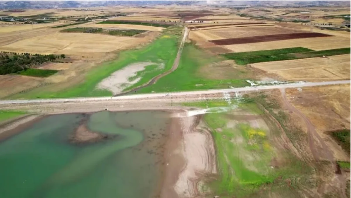 Sular çekildi karayolu ortaya çıktı      