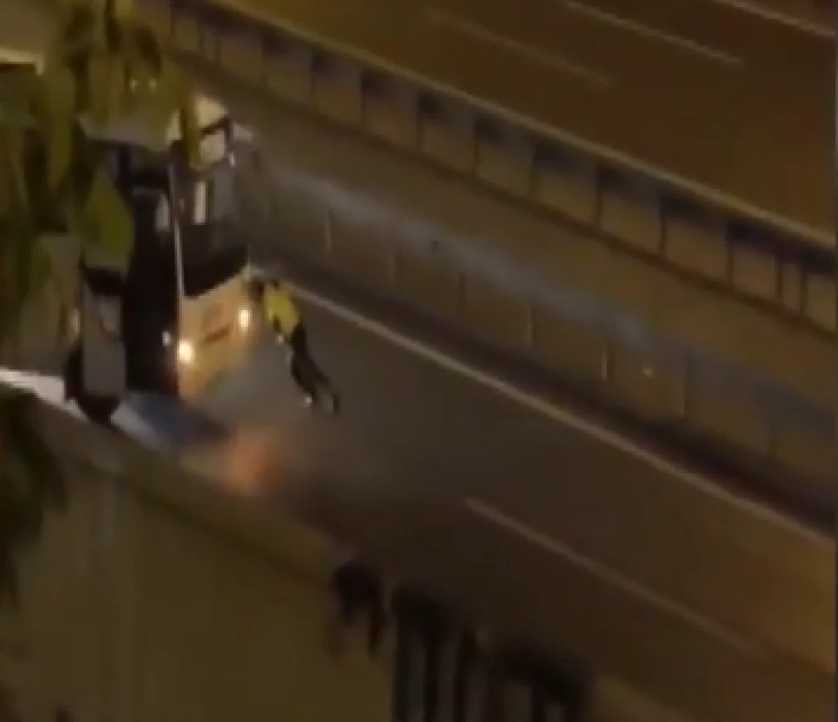 Sultangazi'de arızalanan midib&uuml;s&uuml; yol kenarına iten kadın polis kamerada