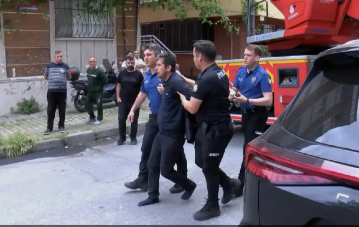 Sultangazi'de bı&ccedil;aklı rehine dehşeti: Rehin aldığı ailesini &ouml;zel harekat kurtardı