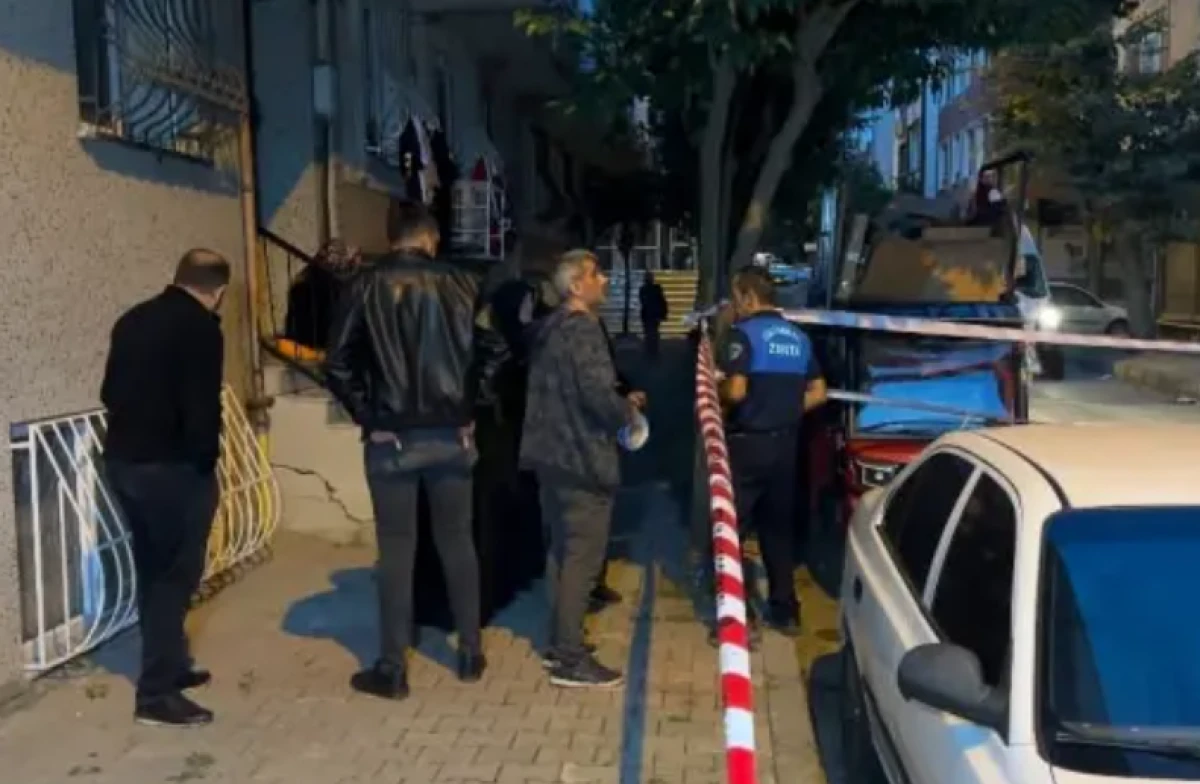 Sultangazi'de korkutan &ccedil;atlak! 2 apartman tedbir ama&ccedil;lı boşaltıldı