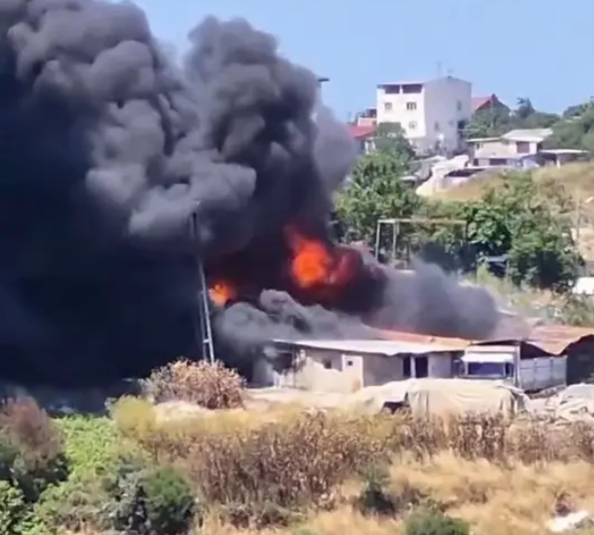 Sultangazi'de korkutan yangın! Kara duman &ccedil;evre il&ccedil;elerden g&ouml;r&uuml;ld&uuml;