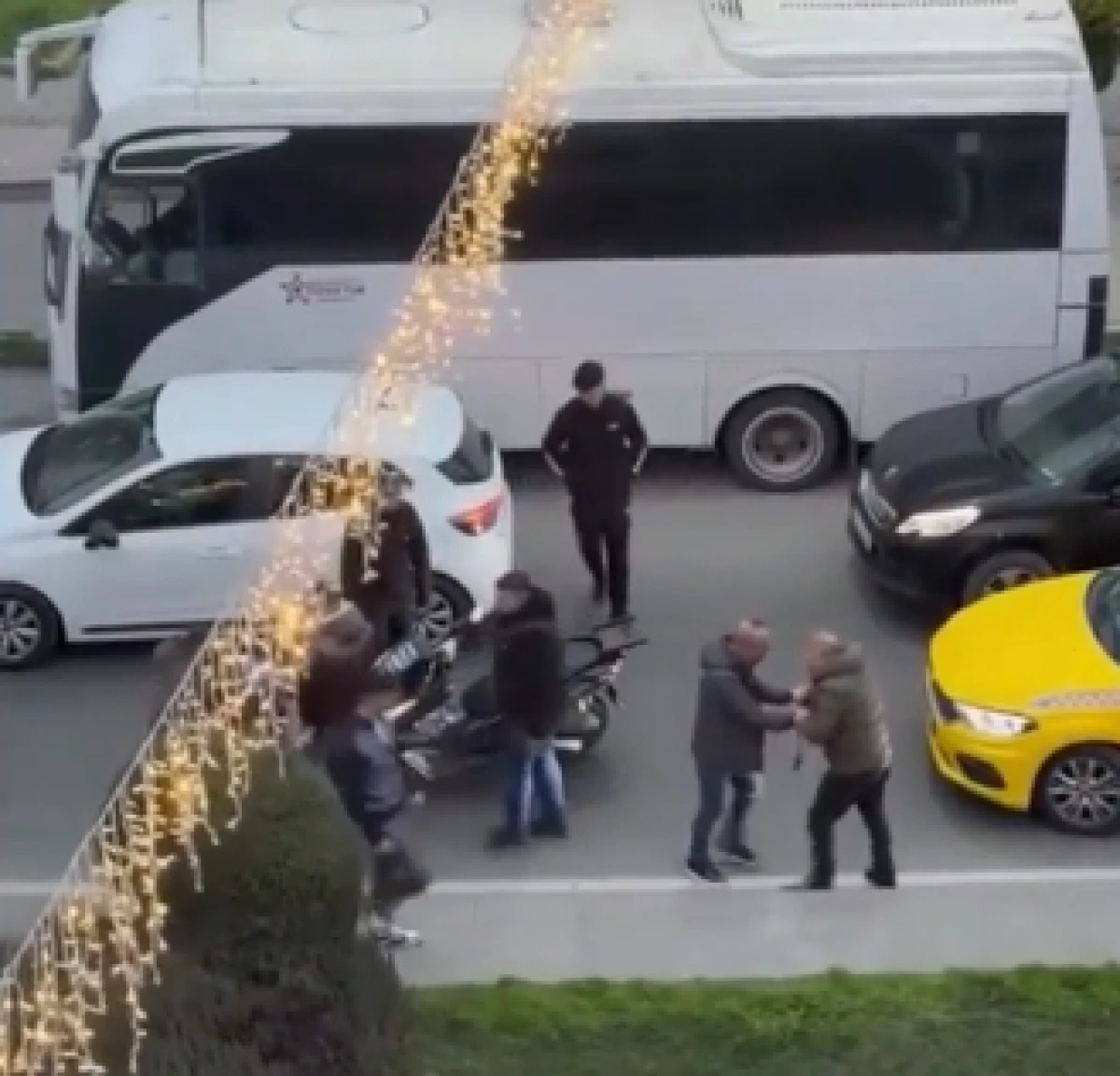 Sultangazi'de trafikte s&uuml;r&uuml;c&uuml;ler birbirlerine kemer ve yumrukla saldırdı  