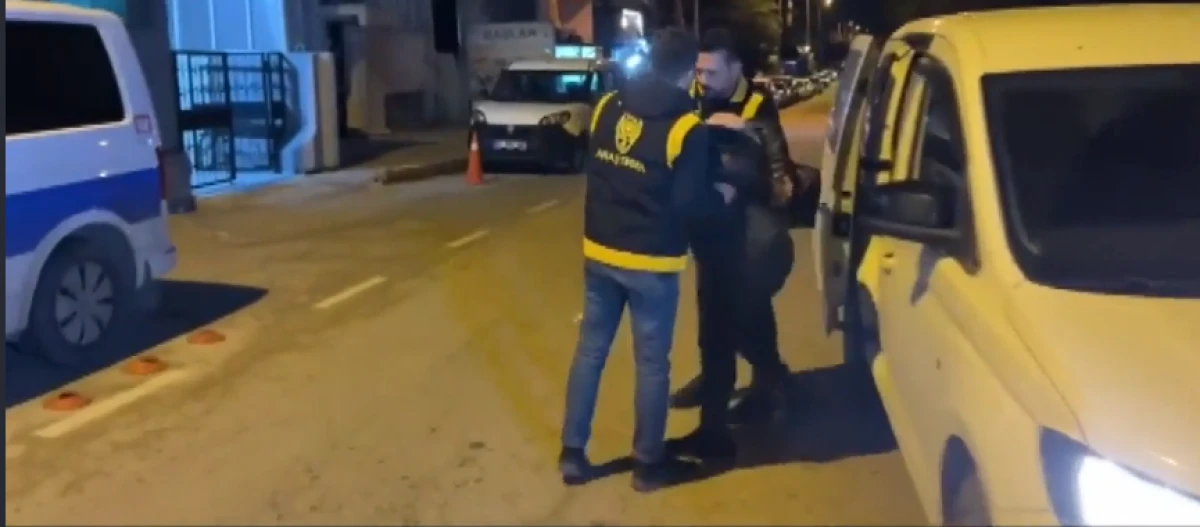 Taksisine &ccedil;arpıldığı iddiasıyla sopayla aracından inen s&uuml;r&uuml;c&uuml; tutuklandı!   