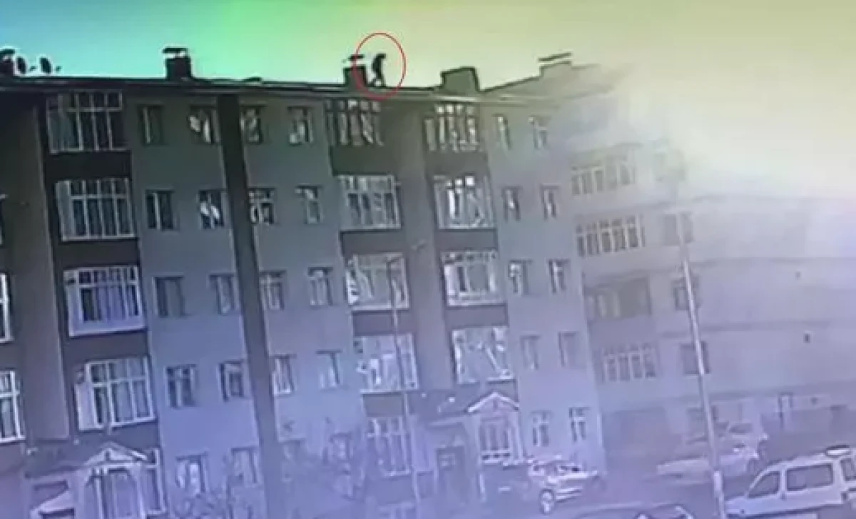 Tamir ettiği bacayı kontrol ederken, çatıdan düştü!