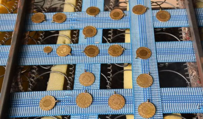 Tamire gönderilen kanepeden 110 bin TL'lik altın çıktı